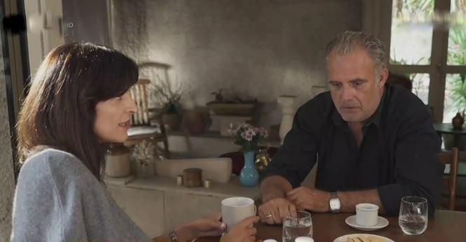 Η Γη της Ελιάς: Ο Κουράκος βλέπει την Ιουλία δίπλα στον Στάθη