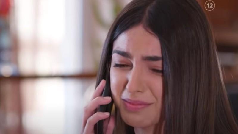 Η Γη της Ελιάς: Ο Κουράκος βλέπει την Ιουλία δίπλα στον Στάθη