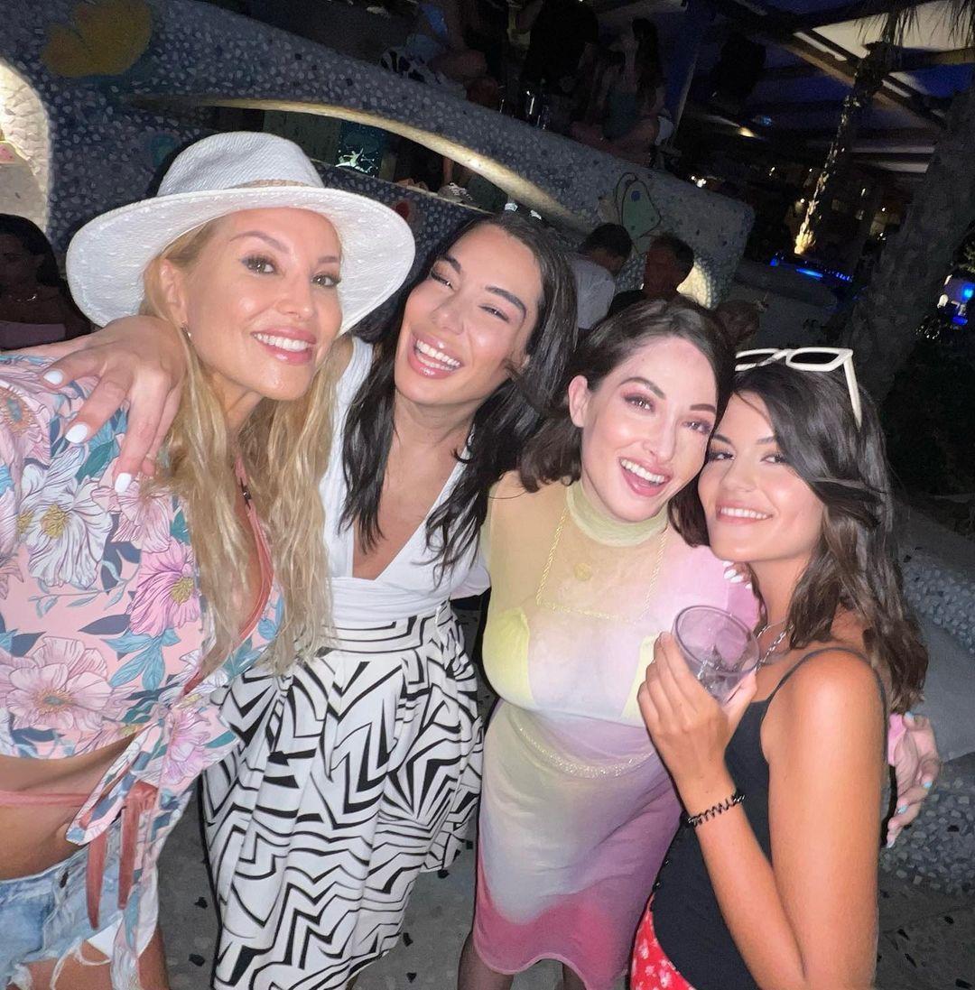 Ιωάννα Παλιοσπύρου: Με μπικίνι και παρεό στην Ίο – Βίντεο