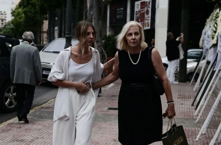 Σε κλίμα συγκίνησης το τελευταίο «αντίο» στον Ρόμπερτ Ουίλιαμς- Ντυμένες στα λευκά οι κόρες του (εικόνες)