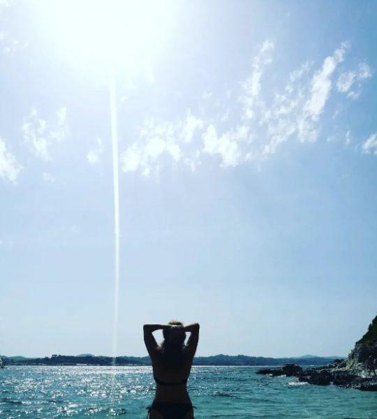 Η Άντζελα Γκερέκου με μαγιό κλέβει τις εντυπώσεις