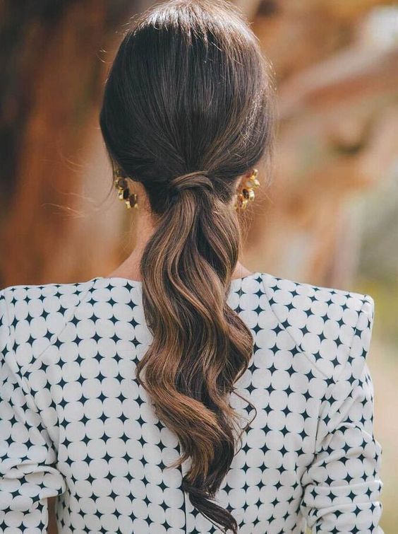 χαμηλή-ponytail αλογοουρά-τάσεις-στα-μαλλιά-Φθινόπωρο-Χειμώνας-2022 2023-ιδέες-