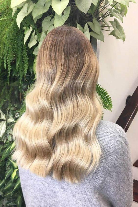 κυματιστά μαλλιά-τάσεις-στα-μαλλιά-Φθινόπωρο-Χειμώνας-2022 2023-ιδέες-