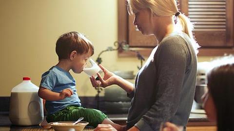όταν-μαμάδες-κρίνουν-άλλες-μαμάδες-