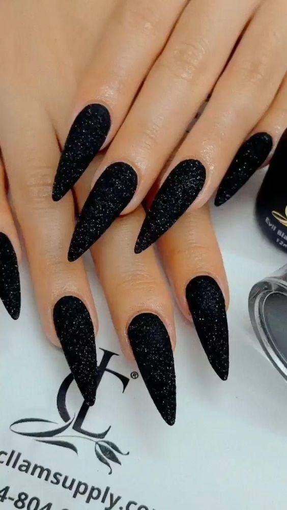 μαύρα-μεγάλα-μυτερά νύχια-τάσεις-Φθινόπωρο-Χειμώνας 2022 2023- μαύρα-μεγάλα-μυτερά νύχια-τάσεις-Φθινόπωρο-Χειμώνας 2022 2023-