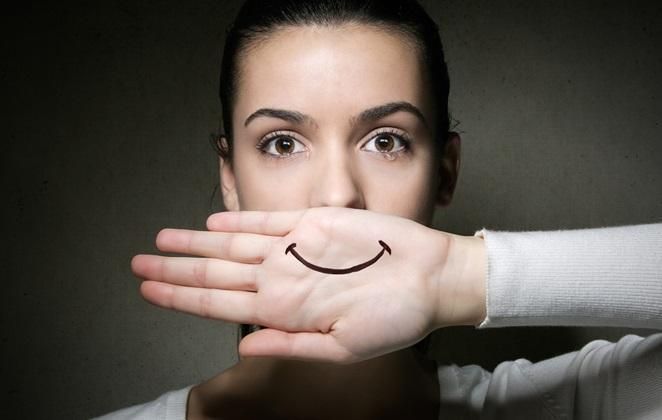 για-τις-γυναίκες-που-κρύβουν-τα-ζόρια-τους-