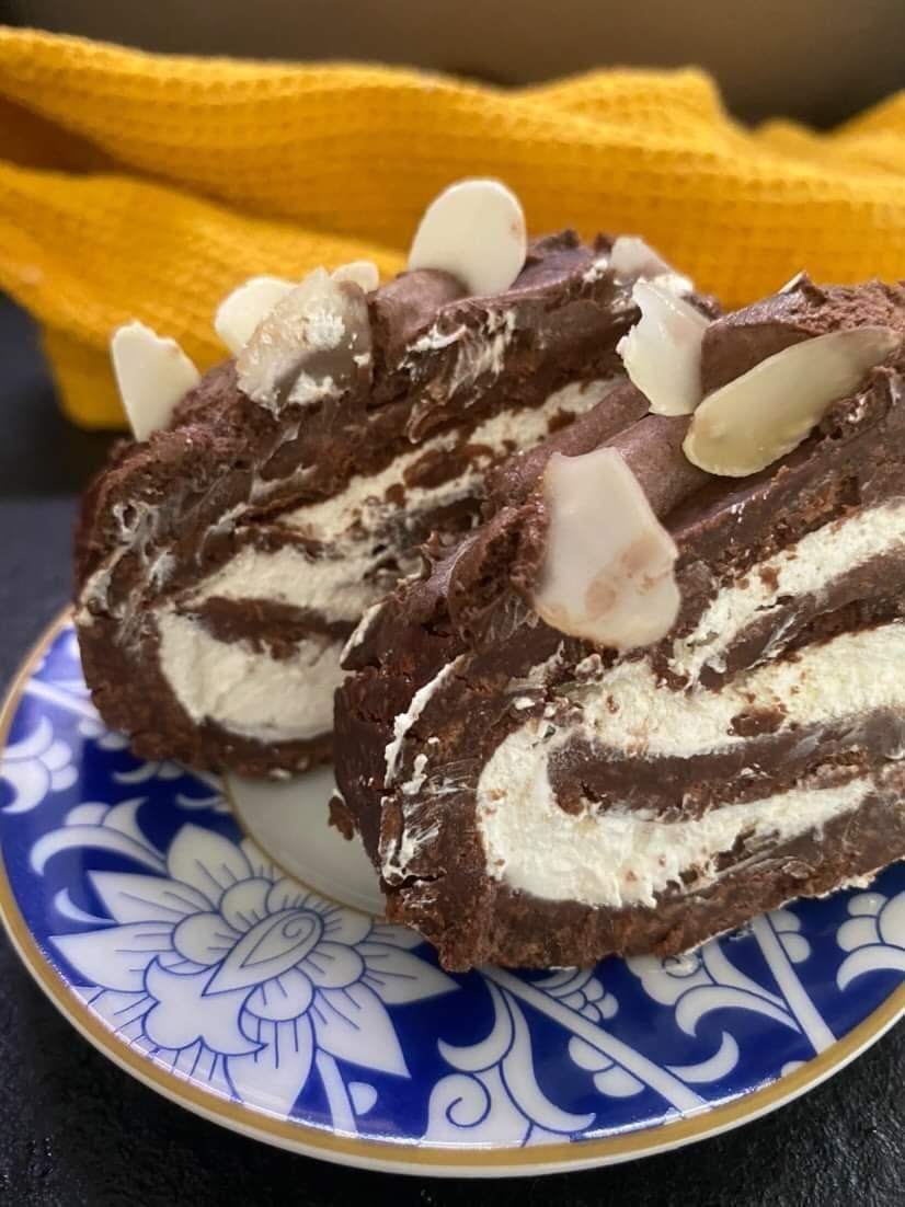 ρολό σοκολάτας-με-τυρί κρέμα-και-ινδοκάρυδο-συνταγή-