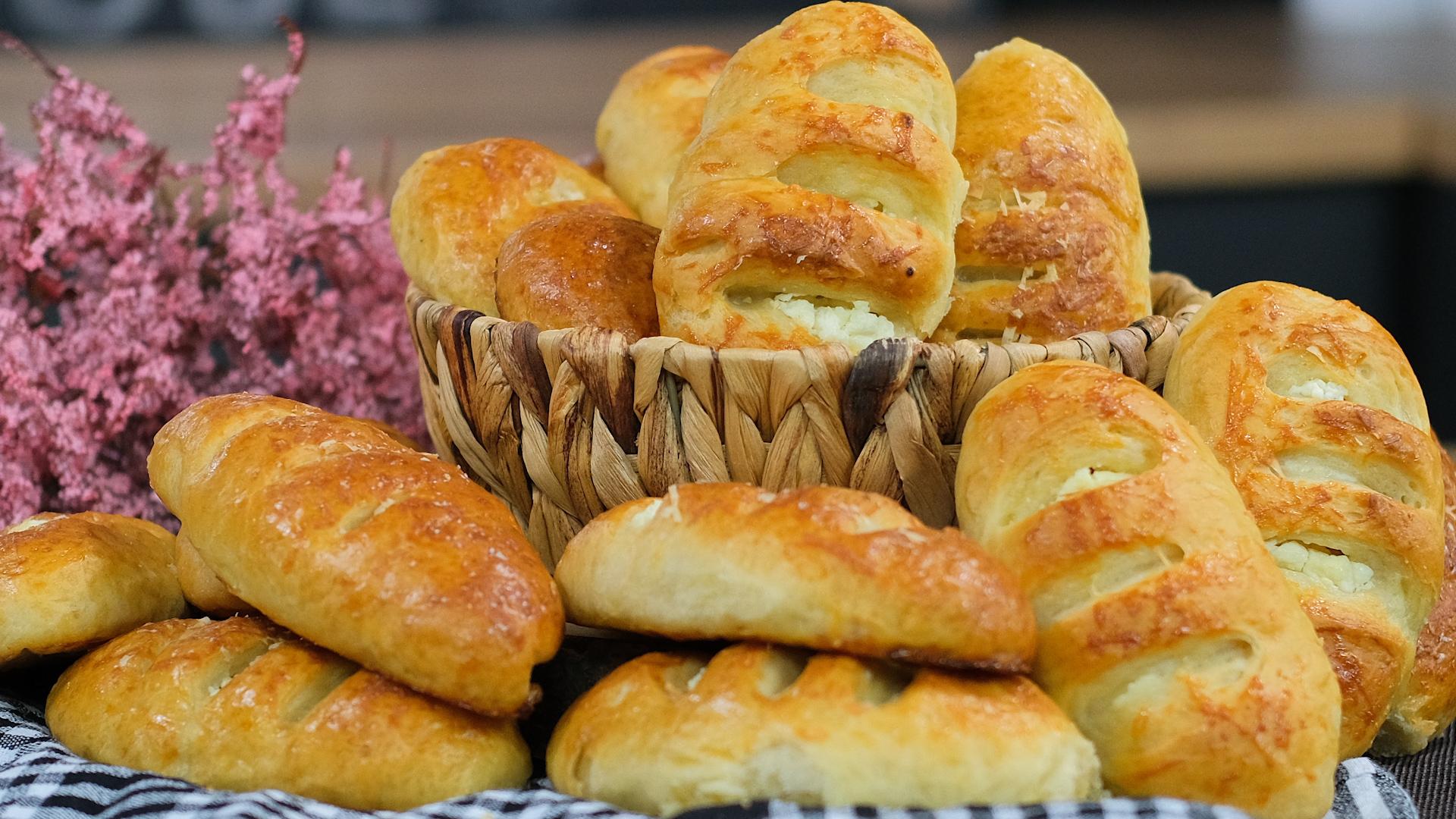 Tυρόψωμάκια- με- αφράτη -ζύμη -γιαουρτιού- Tυρόψωμάκια- με- αφράτη -ζύμη -γιαουρτιού-