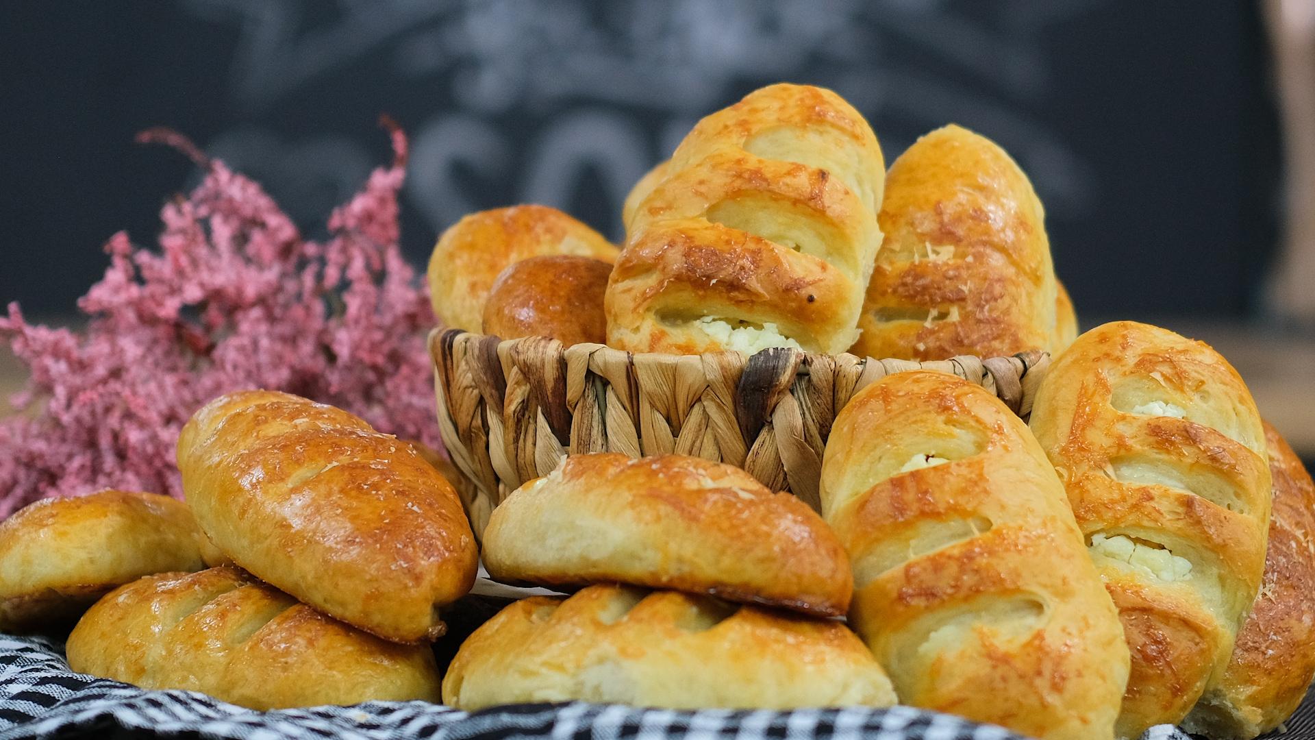 Tυρόψωμάκια- με- αφράτη -ζύμη -γιαουρτιού- Tυρόψωμάκια- με- αφράτη -ζύμη -γιαουρτιού-