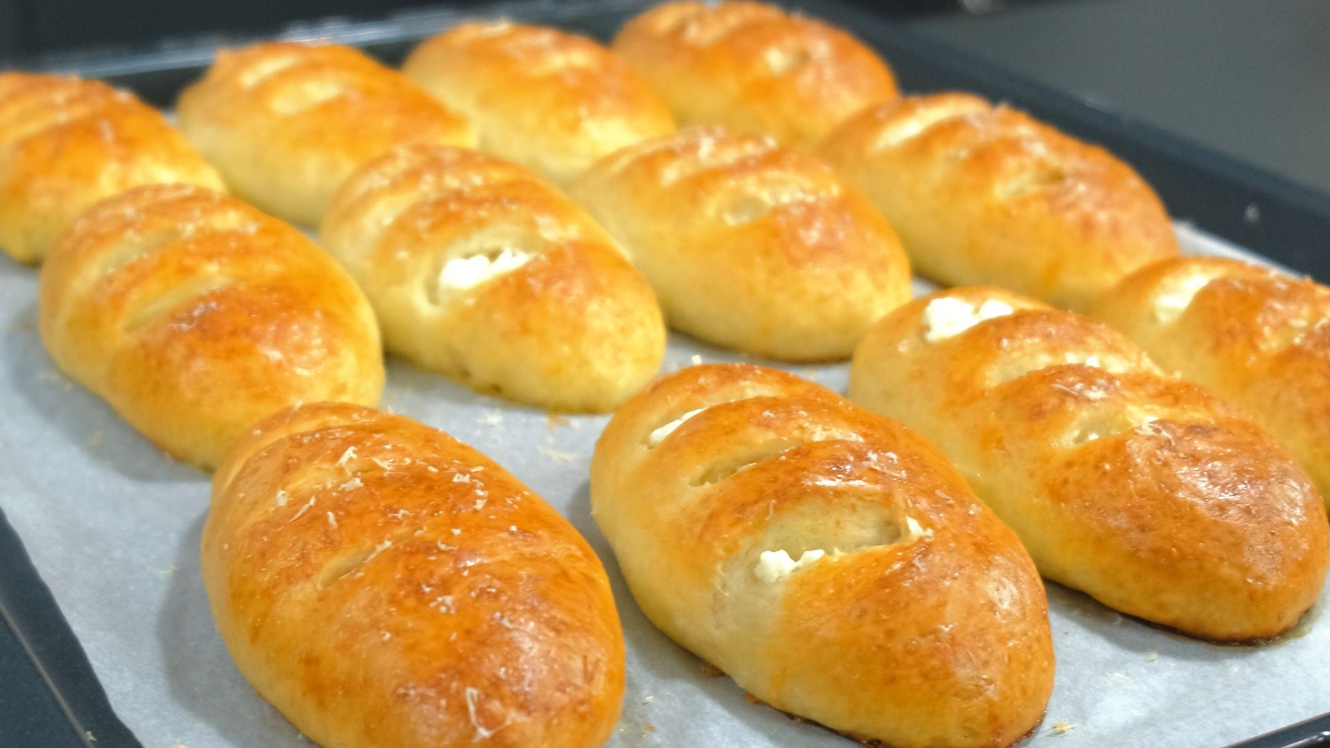 Tυρόψωμάκια- με- αφράτη -ζύμη -γιαουρτιού- Tυρόψωμάκια- με- αφράτη -ζύμη -γιαουρτιού-