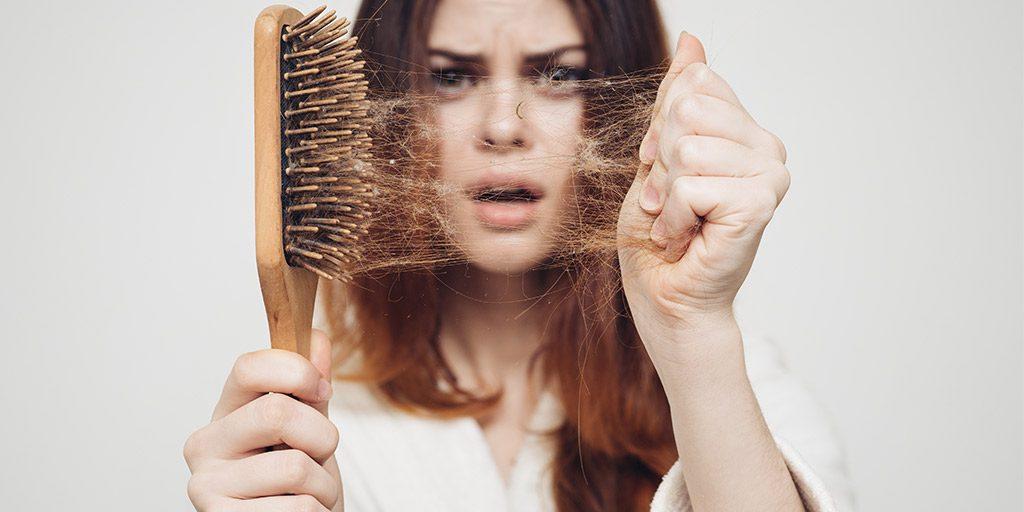Κάθε Φθινόπωρο…καραφλιάζεις; Δες την αιτία και τους τρόπους αντιμετώπισης για να μην χάνεις μαλλιά