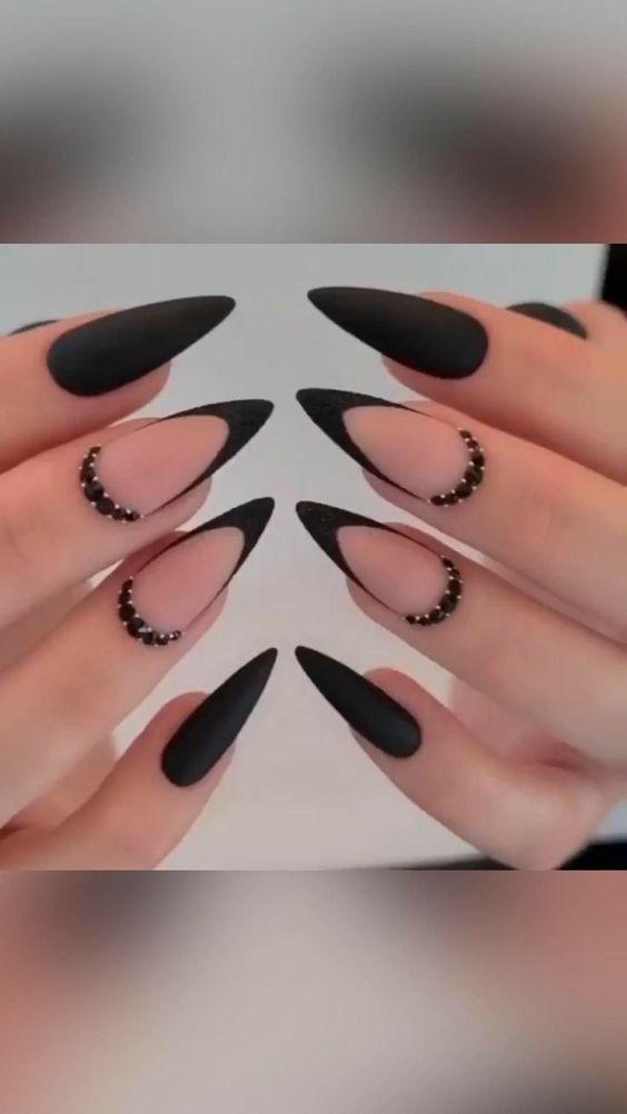 ματ-μακριά-μυτερά-μαύρα νύχια-με-μπεζ-και-γκλίτερ-ιδέες- ματ-μακριά-μυτερά-μαύρα νύχια-με-μπεζ-και-γκλίτερ-ιδέες-