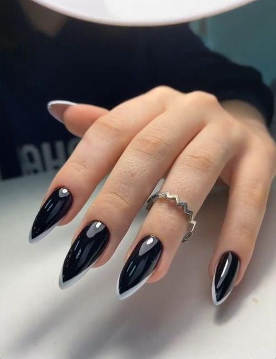 παραλλαγή-γαλλικού μανικιούρ-σε-μυτερά-μαύρα-νύχια-τάσεις-Χειμώνας 2023-ιδέες- παραλλαγή-γαλλικού μανικιούρ-σε-μυτερά-μαύρα-νύχια-τάσεις-Χειμώνας 2023-ιδέες-