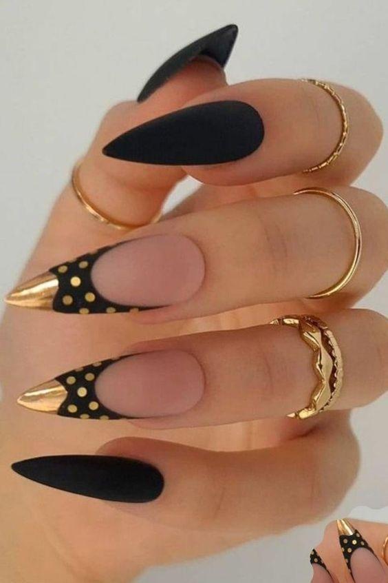 χρυσό χρώμα-σε-μυτερά-μαύρα-νύχια-τάσεις-Χειμώνας 2023-ιδέες- χρυσό χρώμα-σε-μυτερά-μαύρα-νύχια-τάσεις-Χειμώνας 2023-ιδέες-