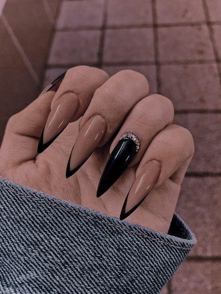 μπεζ χρώμα-σε-μυτερά-μαύρα-νύχια-τάσεις-Χειμώνας 2023-ιδέες- μπεζ χρώμα-σε-μυτερά-μαύρα-νύχια-τάσεις-Χειμώνας 2023-ιδέες-