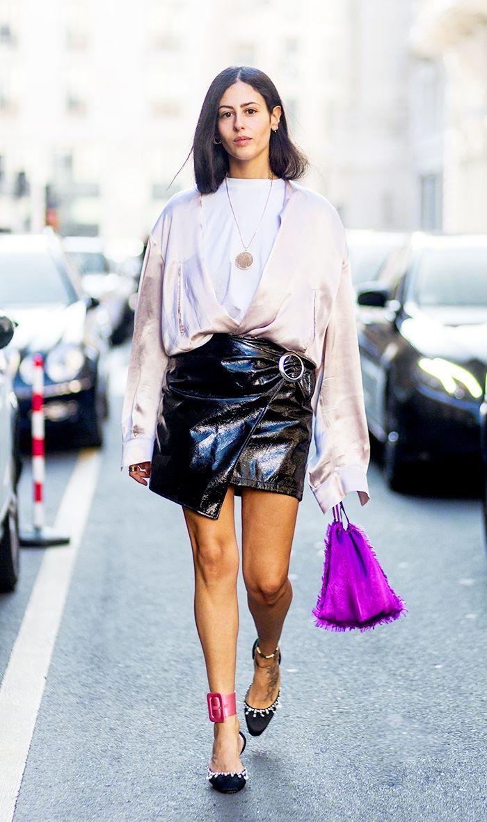 ροζ-πουκαμίσα-με-γκλίτερ-με-δερμάτινη-μαύρη-μίνι φούστα-Φθινόπωρο 2022-τάσεις- ροζ-πουκαμίσα-με-γκλίτερ-με-δερμάτινη-μαύρη-μίνι φούστα-Φθινόπωρο 2022-τάσεις-