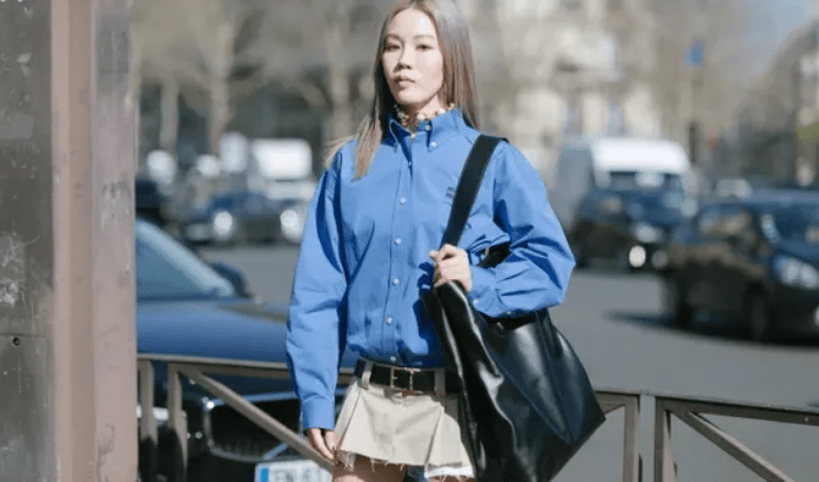 μπεζ-μίνι φούστα-με-μπλε πουκάμισο-ιδέες-Φθινόπωρο 2022- μπεζ-μίνι φούστα-με-μπλε πουκάμισο-ιδέες-Φθινόπωρο 2022-