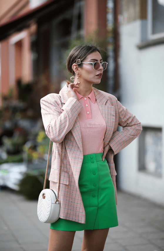πράσινη-μίνι φούστα-με-ροζ-σακάκι-και-ροζ-μπλούζα-Φθινόπωρο 2022-ιδέες-