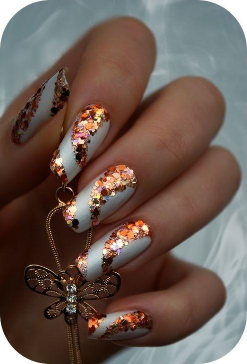 λευκά νύχια-με-bronze γκλίτερ-ιδέες-