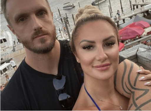 Γυναίκα αφήνει τον άνδρα της να πηγαίνει με άλλες για να δυναμώσει τον γάμο τους