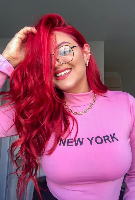 έντονο-κόκκινα-στα-μαλλιά-τάσεις-Φθινόπωρο-Χειμώνας-2022-2023- έντονο-κόκκινα-στα-μαλλιά-τάσεις-Φθινόπωρο-Χειμώνας-2022-2023-