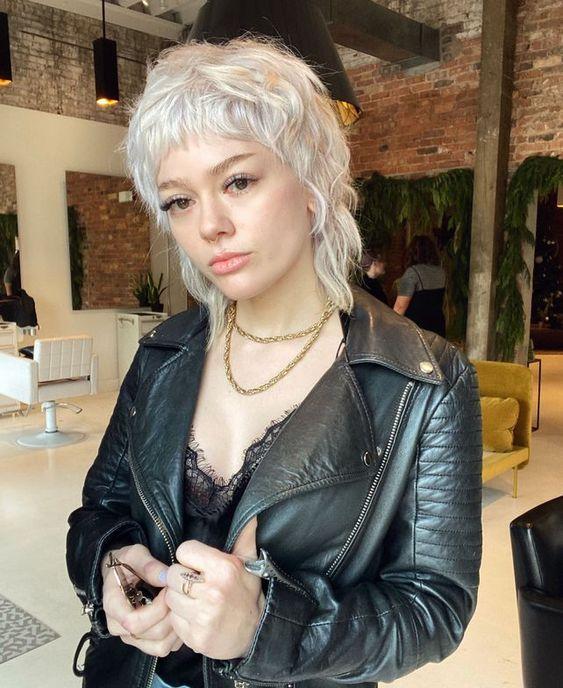 Shaggy mullet-σε-λευκά μαλλιά-ιδέες-τάσεις-Χειμώνας 2022- Shaggy mullet-σε-λευκά μαλλιά-ιδέες-τάσεις-Χειμώνας 2022-