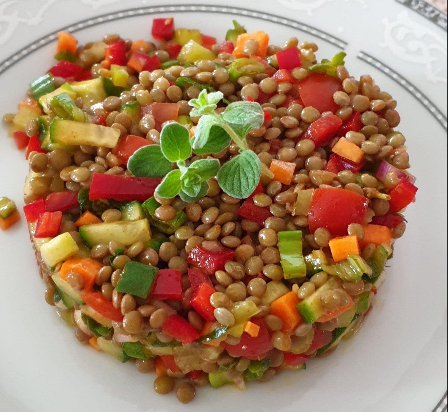 Συνταγές-για-σχολείο-φακές-σαλάτα-με-λαχανικά