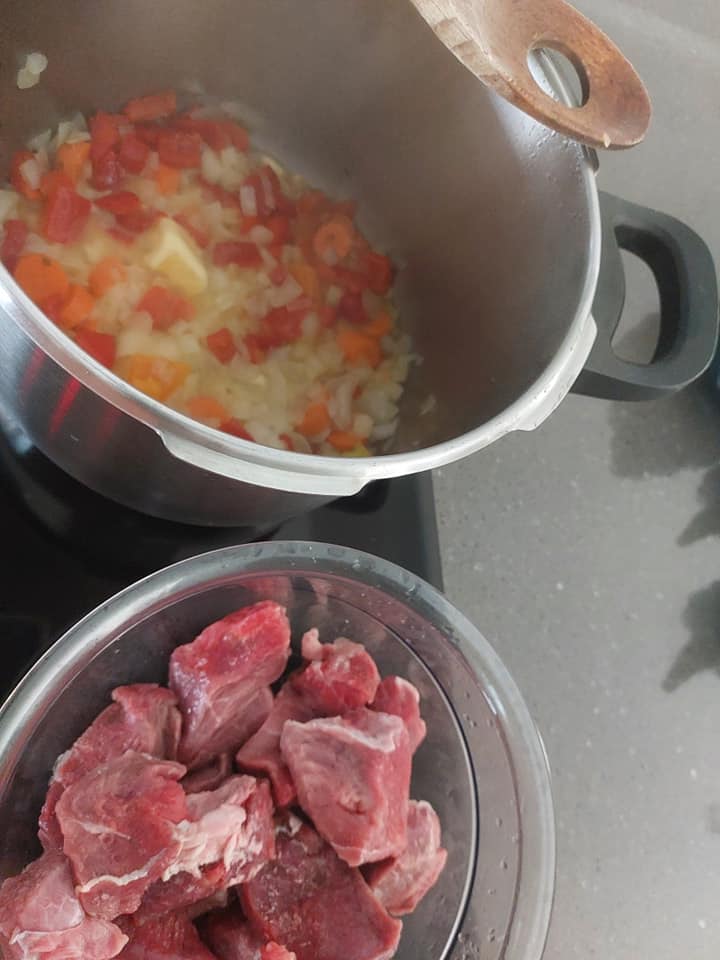 συνταγή-για-μοσχάρι γκουλάς-