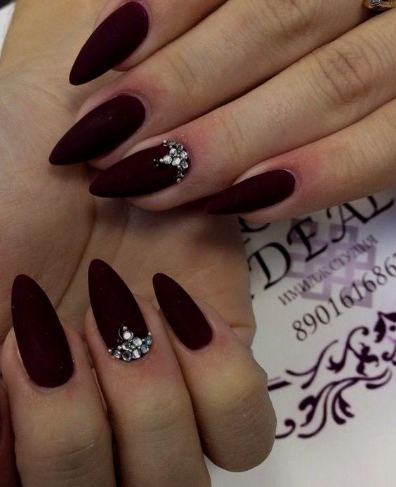 μπορντό-νύχια-με-στρας-το-2023-ιδέες-τάσεις-