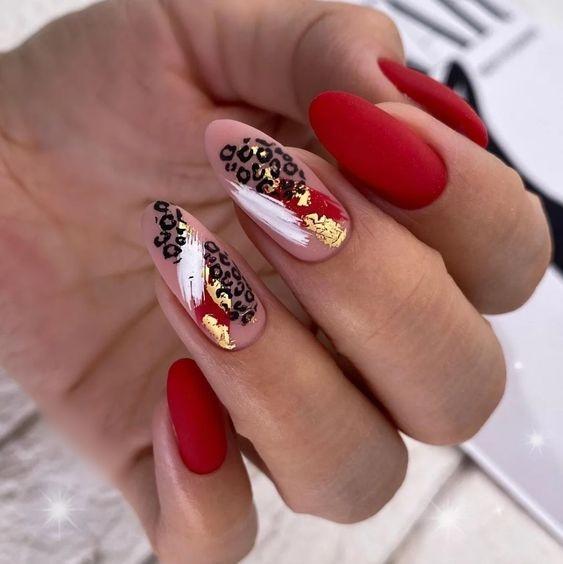 Red nails: Η απόλυτη τάση γι’ αυτόν τον Χειμώνα