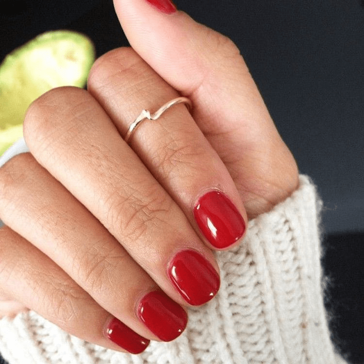 Red nails: Η απόλυτη τάση γι’ αυτόν τον Χειμώνα