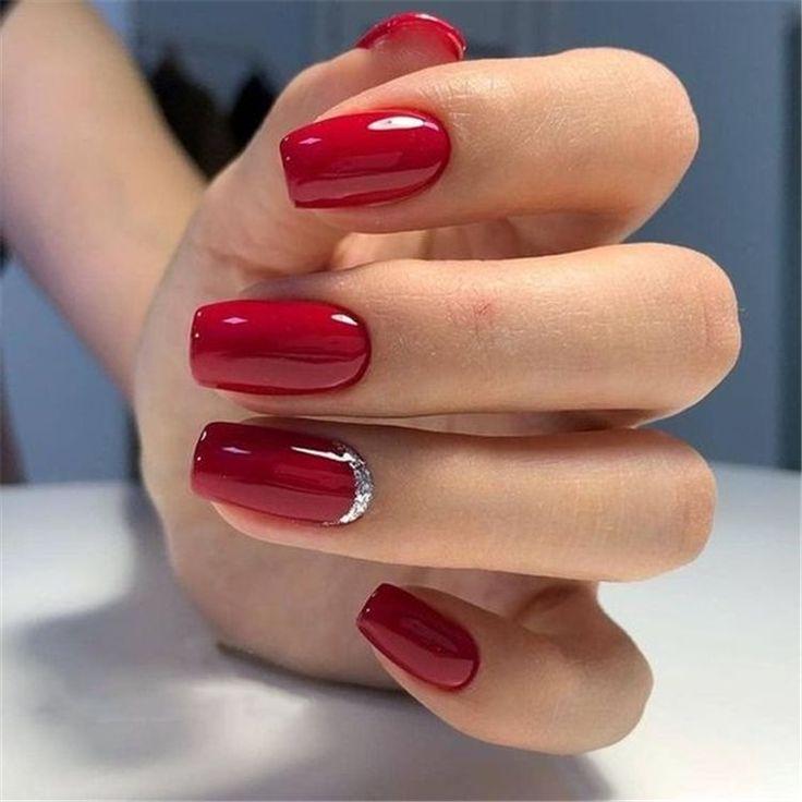 Red nails: Η απόλυτη τάση γι’ αυτόν τον Χειμώνα