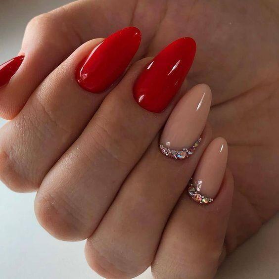 Red nails: Η απόλυτη τάση γι’ αυτόν τον Χειμώνα