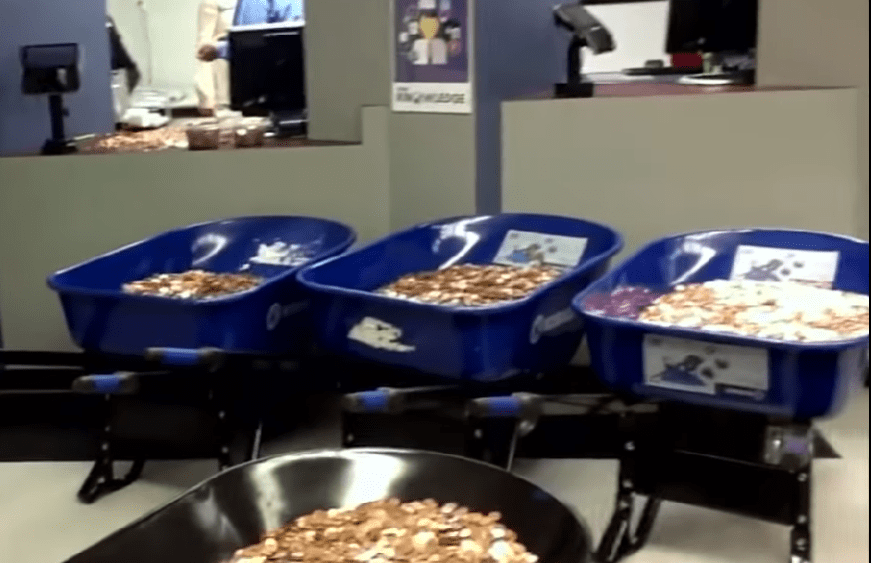 Απίστευτο: Άνδρας κουβάλησε 5 καρότσια για να πληρώσει τον φόρο αξίας 2.600 ευρώ