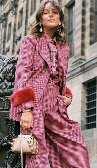 ροζ-καρό-γυναικείο κοστούμι-με-γούνινα σχέδια-ιδέες-