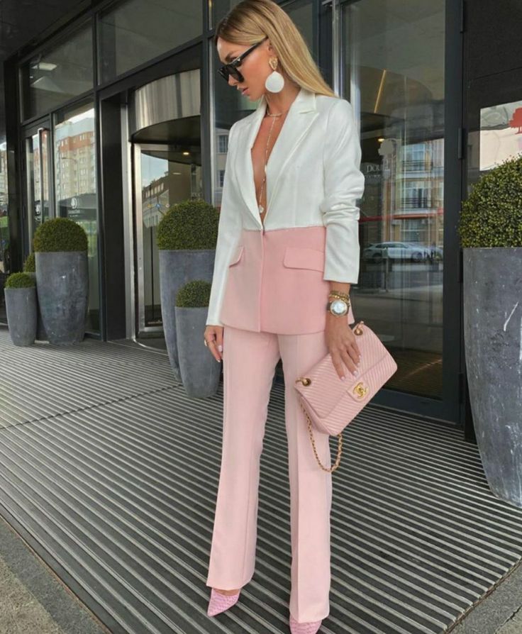 γυναικείο κοστούμι-σε-ροζ-και-λευκό χρώμα-ιδέες-