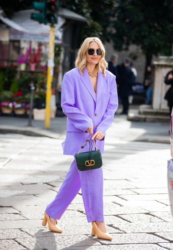 μοβ-γυναικείο κοστούμι-με-μπεζ-γόβες-Φθινόπωρο-Χειμώνας-τάσεις- μοβ-γυναικείο κοστούμι-με-μπεζ-γόβες-Φθινόπωρο-Χειμώνας-τάσεις-