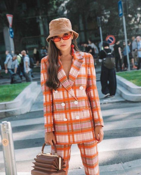 καρό-πορτοκαλί-γυναικείο κοστούμι-Φθινόπωρο-Χειμώνας-τάσεις- καρό-πορτοκαλί-γυναικείο κοστούμι-Φθινόπωρο-Χειμώνας-τάσεις-