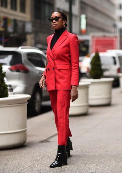 κόκκινο-γυναικείο κοστούμι-με-vinyl μποτάκια-Φθινόπωρο-Χειμώνας-τάσεις-
