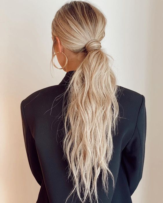 Χαμηλή ponytail: Δες ιδέες για το look του Χειμώνα στα μαλλιά σου