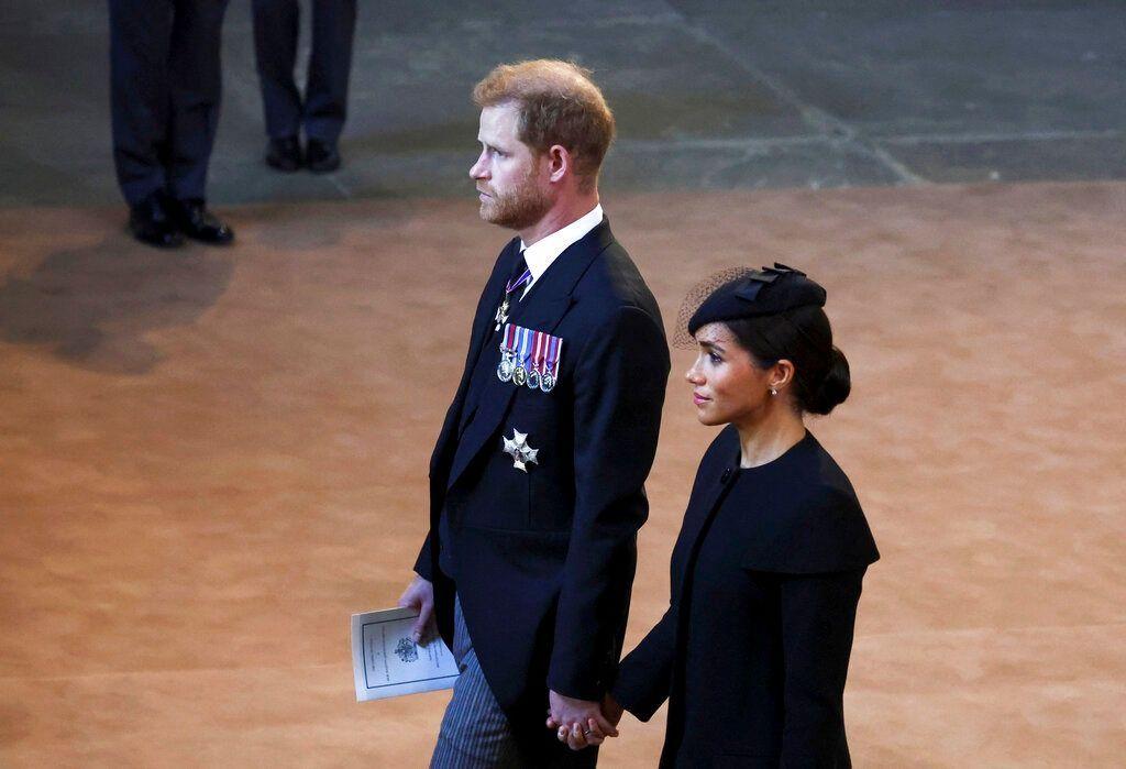 Ηarry και Meghan: Χέρι χέρι δίπλα στο φέρετρο της βασίλισσας – Οι αντιδράσεις που ξεσήκωσαν