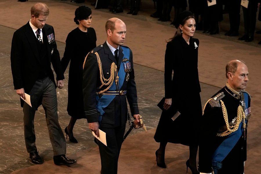 Ηarry και Meghan: Χέρι χέρι δίπλα στο φέρετρο της βασίλισσας – Οι αντιδράσεις που ξεσήκωσαν