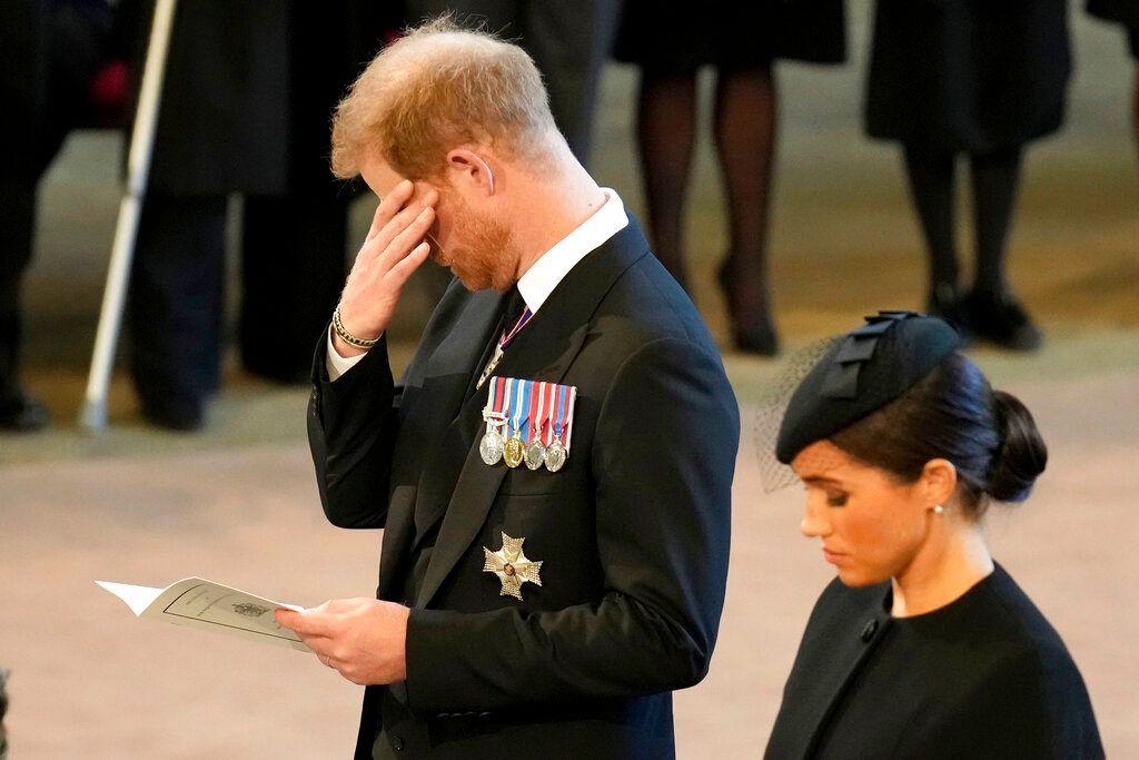 Ηarry και Meghan: Χέρι χέρι δίπλα στο φέρετρο της βασίλισσας – Οι αντιδράσεις που ξεσήκωσαν