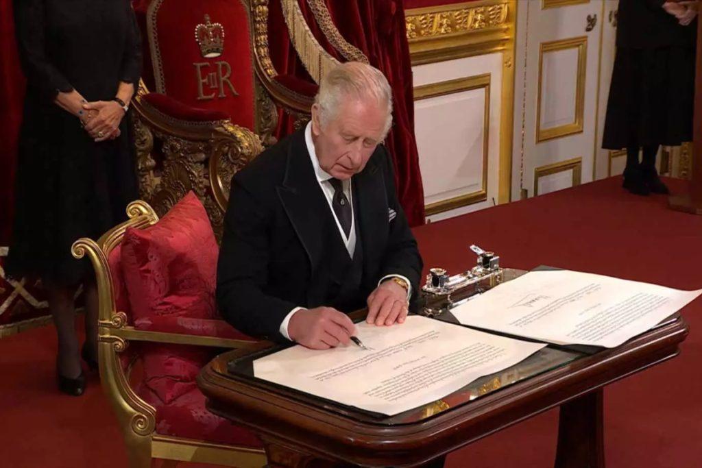 Νοστράδαμος: Αυτό θα είναι το τέλος του βασιλιά Καρόλου – Δεν θα προλάβει να καθίσει στον θρόνο