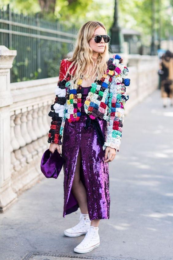 μοβ φόρεμα-με-γκλίτερ-και-πανωφόρι-με-πομ πομ-ιδέες-