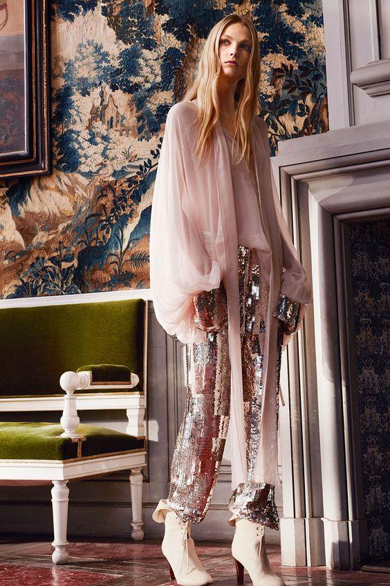 παντελόνα-με-γκλίτερ-και-αέρινη μπλούζα-ιδέες-