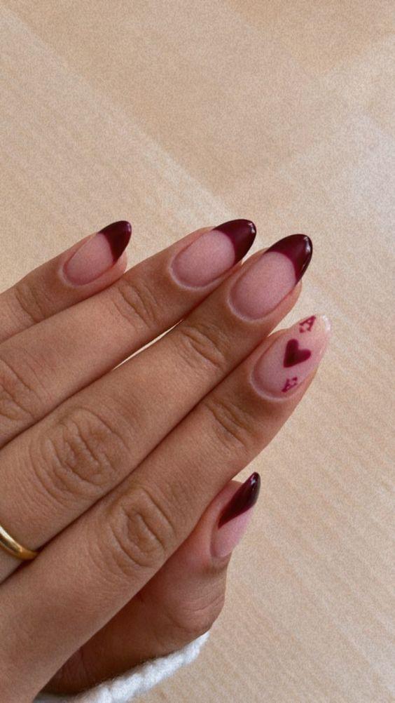 ιδέες-για-γαλλικό μανικιούρ-σε-σκούρα χρώματα-τάσεις 2023-