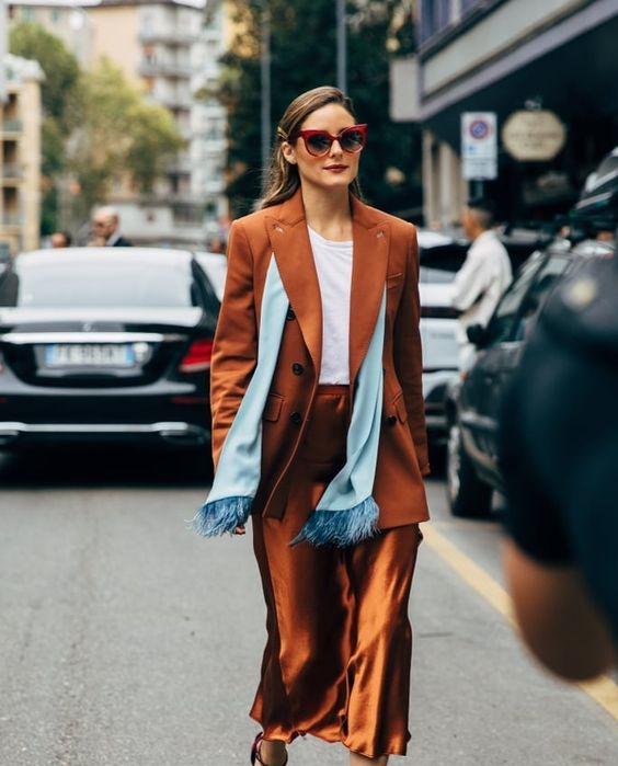 καφέ-σατέν φούστα-με-καφέ-σακάκι-ιδέες-