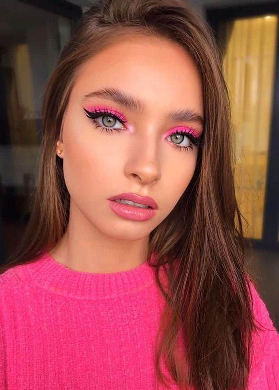 φούξια σκιά-στα-μάτια-τάσεις-στο-μακιγιάζ-Φθινόπωρο-Χειμώνας 2022-2023-ιδέες- φούξια σκιά-στα-μάτια-τάσεις-στο-μακιγιάζ-Φθινόπωρο-Χειμώνας 2022-2023-ιδέες-