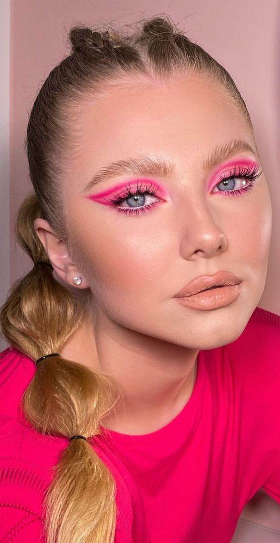 φούξια σκιά-στα-μάτια-τάσεις-στο-μακιγιάζ-Φθινόπωρο-Χειμώνας 2022-2023-ιδέες- φούξια σκιά-στα-μάτια-τάσεις-στο-μακιγιάζ-Φθινόπωρο-Χειμώνας 2022-2023-ιδέες-